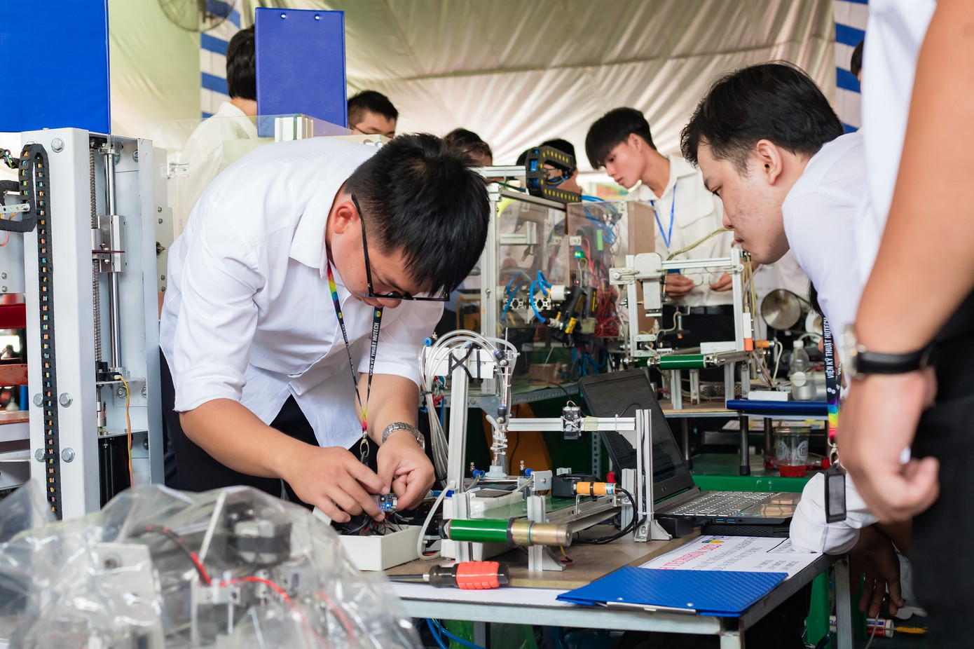 Sinh viên triển lãm các đồ án tốt nghiệp tại Ngày hội.