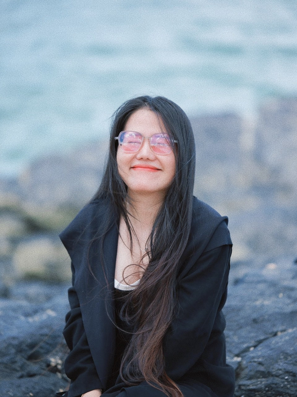 Là một cô gái hướng nội, Hồng Vy cho biết, cô thích lắng nghe hơn là chia sẻ. Là một cô gái hướng nội, Hồng Vy cho biết, cô thích lắng nghe hơn là chia sẻ.