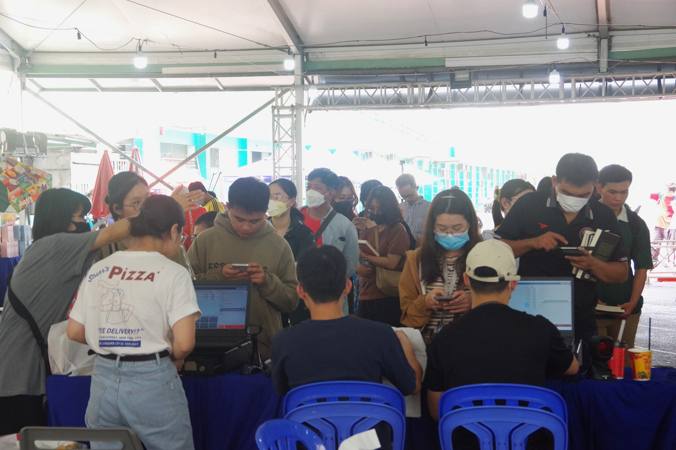 Vì là dịp cuối tuần nên lượng khách đến hội sách rất đông, nhân viên thu ngân đã phải chia thành 3 hàng thanh toán.