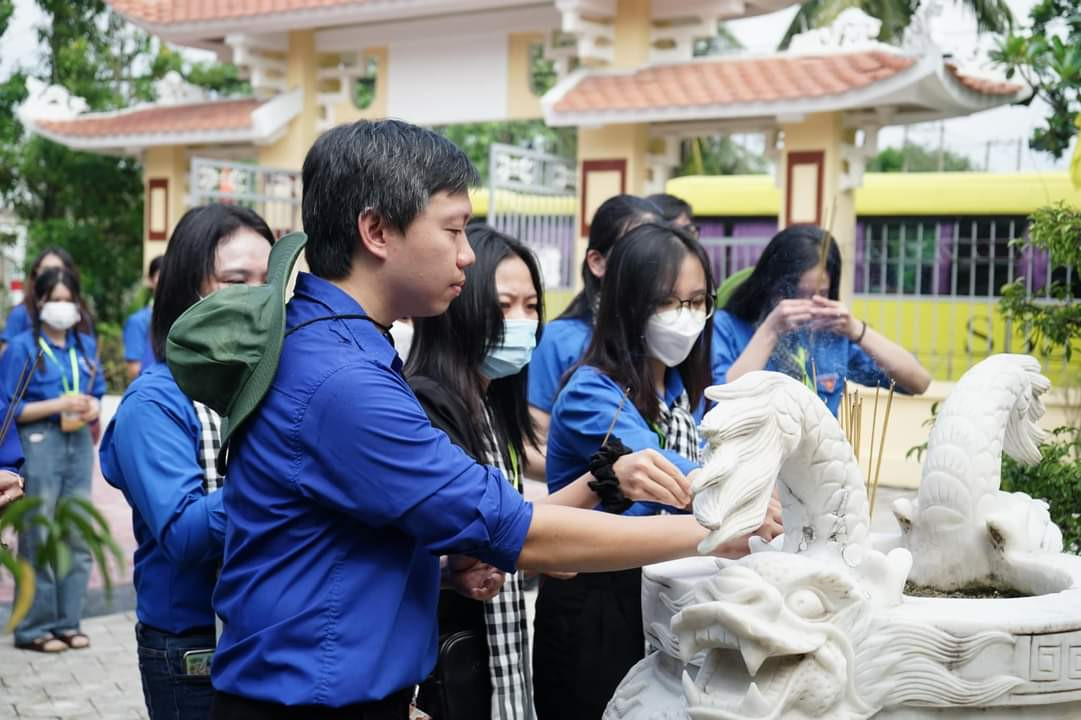 Đoàn viên, thanh niên dâng hương tại Ngã ba Giồng để tưởng nhớ công lao của các thế hệ cha anh hy sinh vì độc lập dân tộc. (Ảnh: TLTĐ) Đoàn viên, thanh niên dâng hương tại Ngã ba Giồng để tưởng nhớ công lao của các thế hệ cha anh hy sinh vì độc lập dân tộc. (Ảnh: TLTĐ)