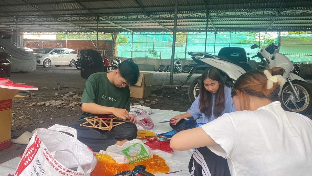 Các thành viên của Đội CTXH tận tay chuẩn bị những phần quà cho các em tại tỉnh Vĩnh Long.