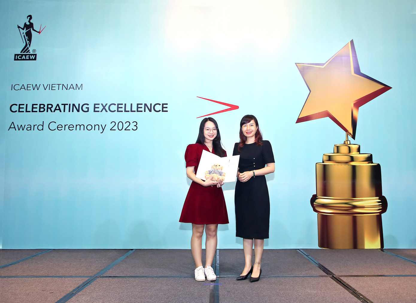 Bà Đặng Thị Mai Trang (bên phải) trao thưởng cho học viên đạt kết quả cao. Bà Đặng Thị Mai Trang (bên phải) trao thưởng cho học viên đạt kết quả cao.