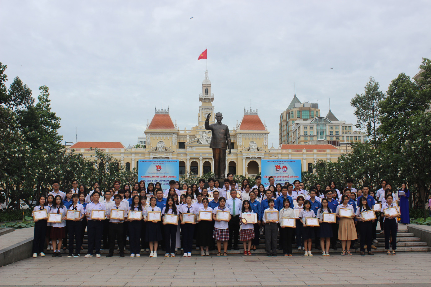 Chương trình dâng hoa báo công Chủ tịch Hồ Chí Minh và tuyên dương danh hiệu Sinh viên 5 tốt, Tập thể Sinh viên 5 tốt TPHCM năm 2022 được diễn ra chiều cùng ngày. Ngoài ra, chương trình tái hiện “Đêm hội Quang Trung” - kỷ niệm 55 năm Cuộc Tổng tiến công và nổi dậy Xuân Mậu Thân (1968 - 2023) và tuyên dương danh hiệu Sinh viên 5 tốt, Học sinh 3 tốt TPHCM năm 2022 cũng diễn ra vào buổi tối ngày 1/8 tại Nhà văn hóa Thanh niên TPHCM.