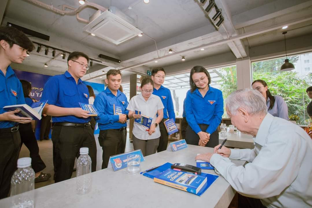 Tác giả Phạm Chánh Trực ký tặng sách cho các bạn đoàn viên, thanh niên của TP. HCM. (Ảnh: TLTĐ) Tác giả Phạm Chánh Trực ký tặng sách cho các bạn đoàn viên, thanh niên của TP. HCM. (Ảnh: TLTĐ)