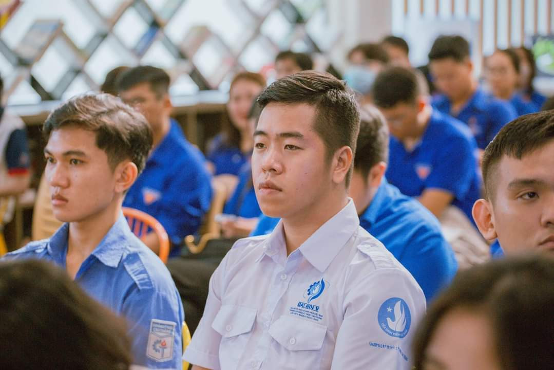 Các bạn đoàn viên, sinh viên nghe chia sẻ của tác giả Phạm Chánh Trực. (Ảnh: TLTĐ) Các bạn đoàn viên, sinh viên nghe chia sẻ của tác giả Phạm Chánh Trực. (Ảnh: TLTĐ)