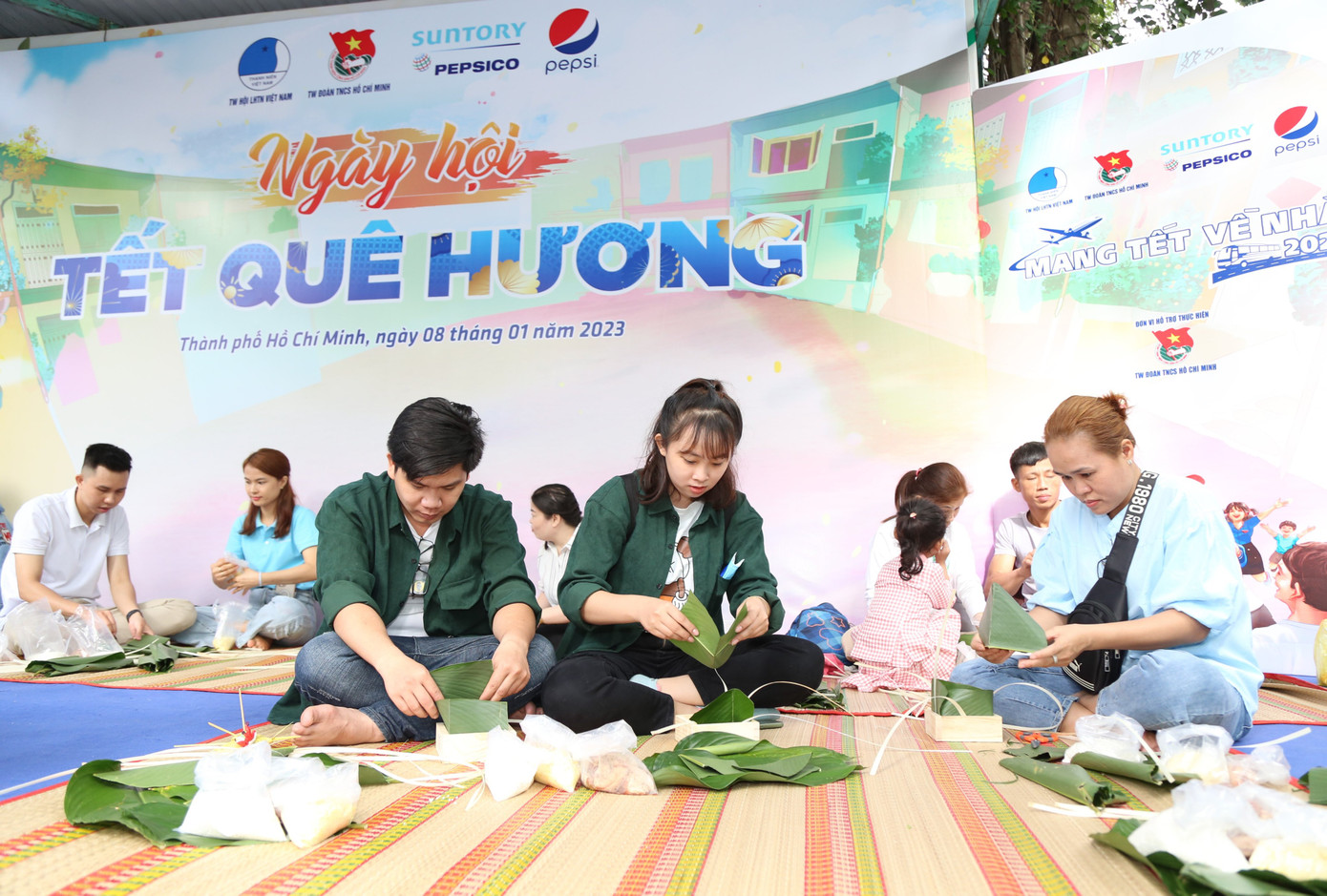 Ngoài hoạt động gói bánh, Ngày hội còn có nhiều hoạt động khác: viết thư pháp, tham gia trò chơi dân gian... Ngoài hoạt động gói bánh, Ngày hội còn có nhiều hoạt động khác: viết thư pháp, tham gia trò chơi dân gian...