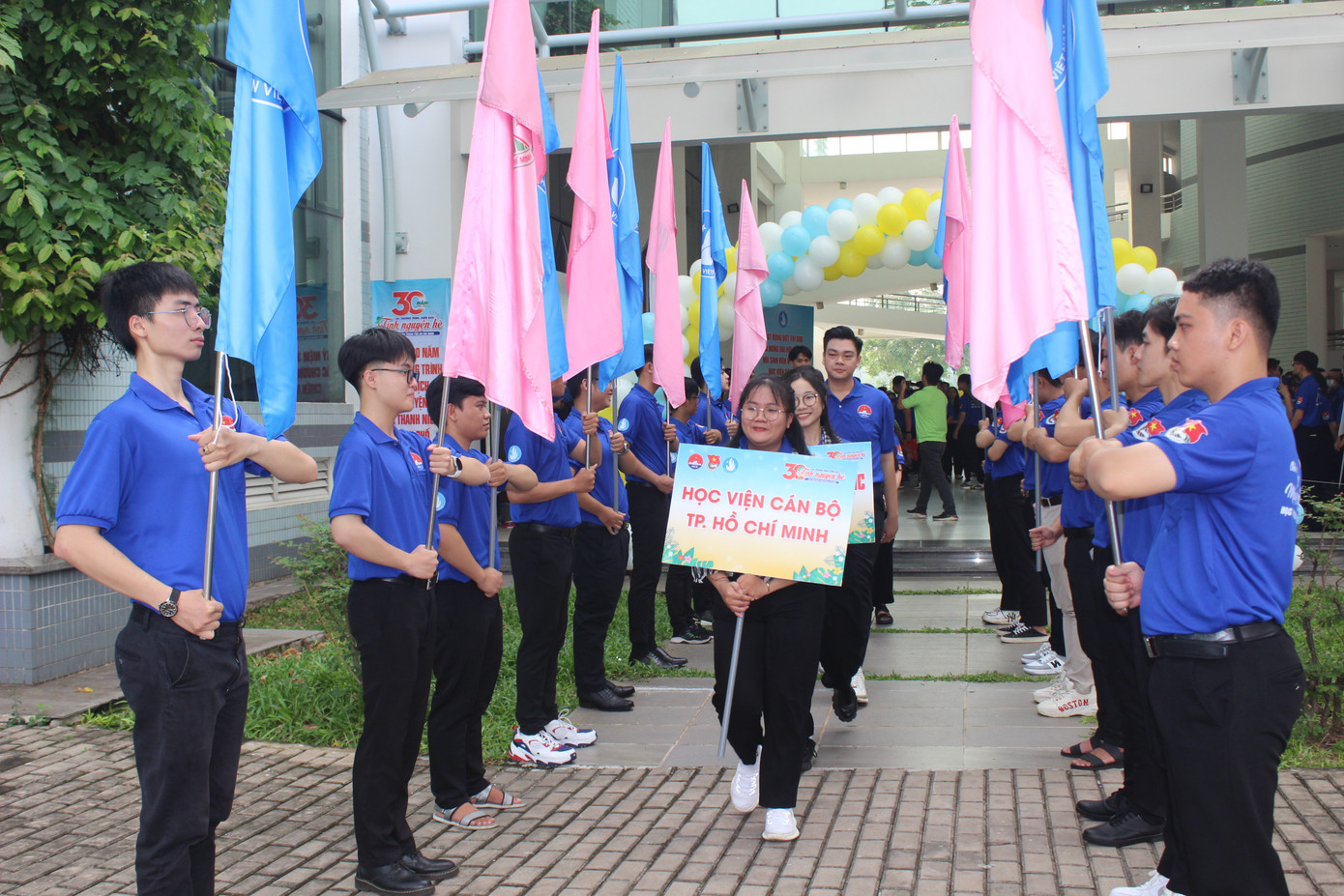 Sinh viên tình nguyện "Mùa Hè Xanh" Học viện Cán bộ TP. HCM xuất quân. Sinh viên tình nguyện "Mùa Hè Xanh" Học viện Cán bộ TP. HCM xuất quân.