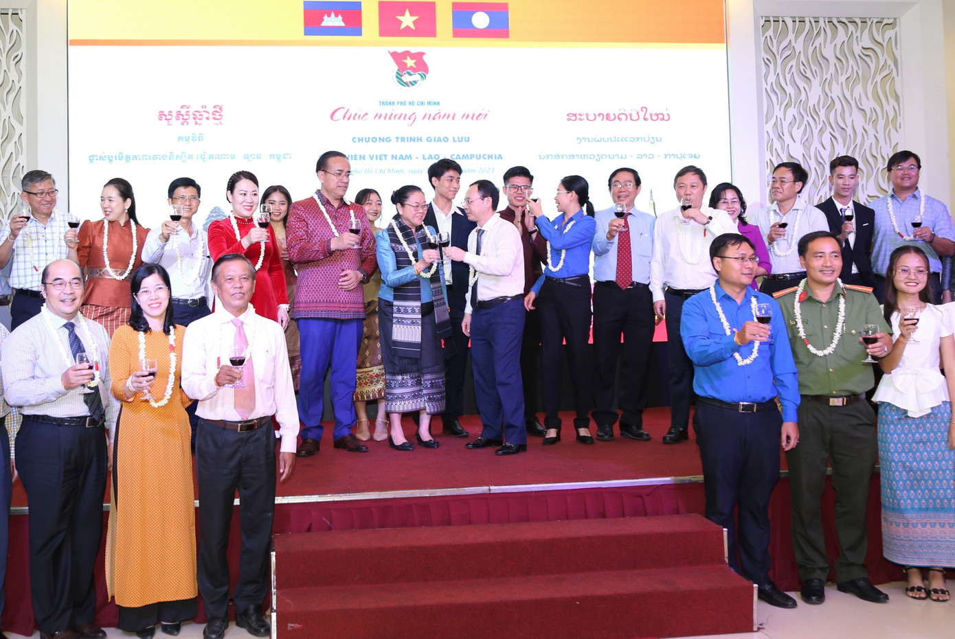 Đại diện Tổng Lãnh sự quán hai nước Lào, Campuchia cùng lãnh đạo TP. HCM cùng chúc mừng sinh viên ba nước trong buổi họp mặt. (Ảnh: Ngô Tùng)