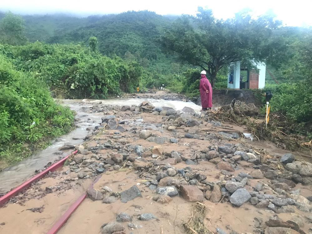 Đường sắt đoạn qua Huế - Đà Nẵng bị gián đoạn vì ngập lụt, sạt lở vì mưa lũ