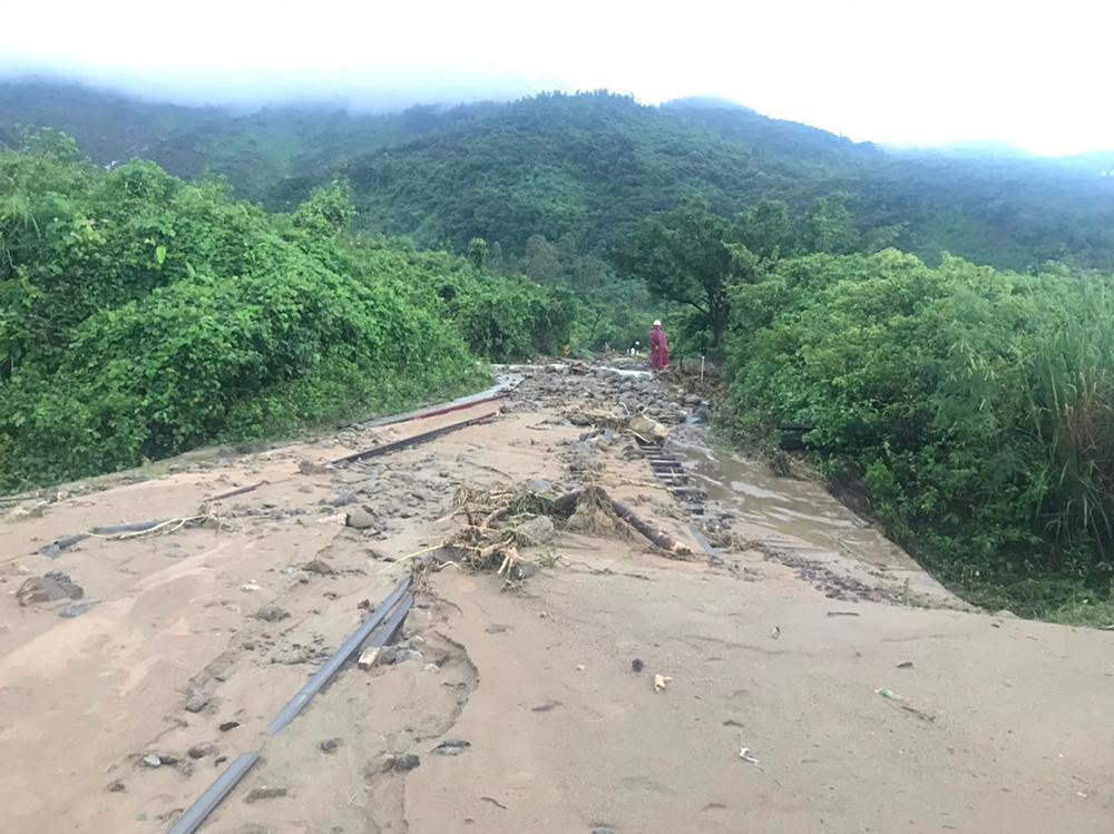 Các đoàn tàu phải tạm dừng tại Huế và Đà Nẵng để chờ thông đường.