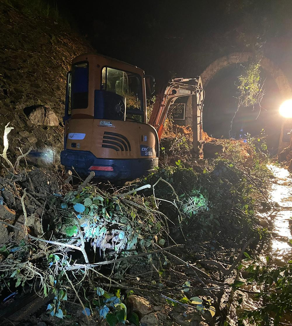 Ngay trong đêm đường sắt đã huy động nhân sự, máy móc tới giải phóng các vị trí bị sạt lở.