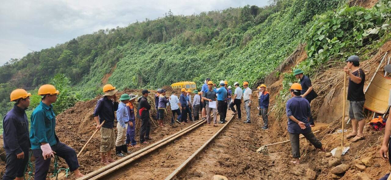 Đường sắt Bắc - Nam thông tàu sau gần 2 ngày gián đoạn do ngập, sạt lở đoạn Huế - Đà Nẵng.