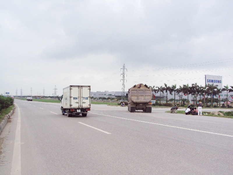 Lối vào KCN Yên Phong không có biển báo, không vạch sơn hạn chế tốc độ