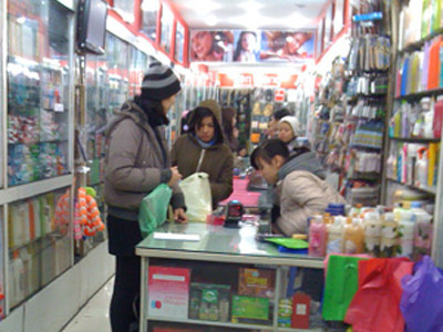 Nên thận trọng khi chọn mua mỹ phẩm hàng hiệu (Ảnh chụp trên phố Hàng Ngang chiều 19-1)