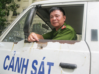 Đại úy Quảng ngồi lái xe, viên đạn găm trúng cánh cửa