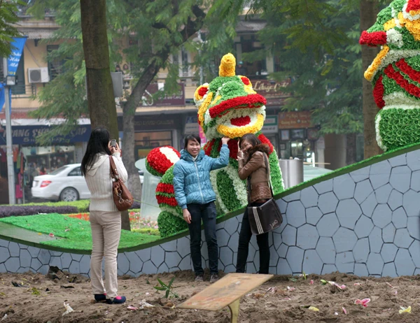 ... Nhưng nhiều bạn trẻ vẫn chụp hình như lưu dấu lại chút dư âm của lễ hội hoa