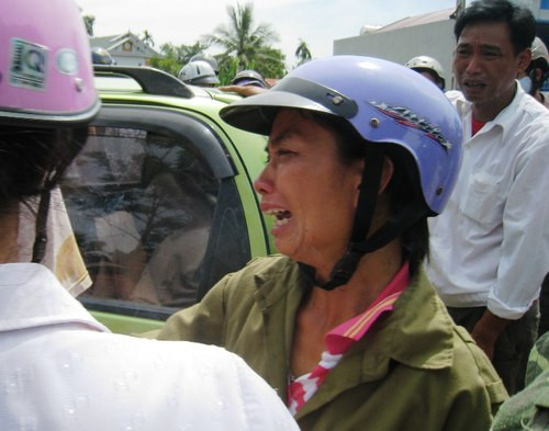 Người thân của nạn nhân gào khóc khi biết hung tin. Ảnh: Lê Hoàng. Người thân của nạn nhân gào khóc khi biết hung tin. Ảnh: Lê Hoàng