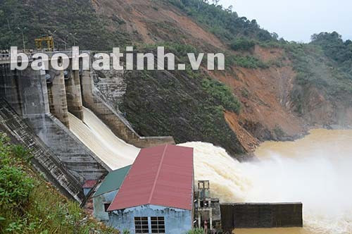 Thủy điện Hố Hô sẽ mở tự do 3 cánh cửa van cung, đưa mực nước về mức đáy tràn. Ảnh: Báo Hà Tĩnh
