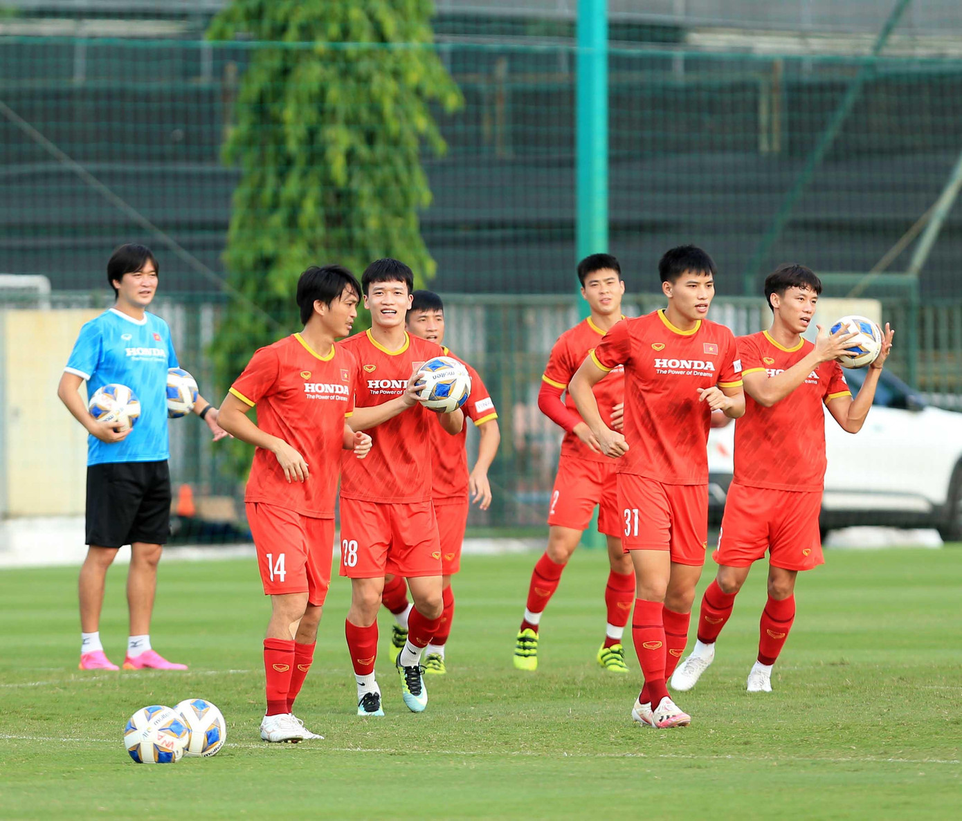 Các tiền vệ đội tuyển Việt Nam sẽ phải hoạt động mạnh hơn để hỗ trợ cho hàng thủ. (ảnh Anh Đoàn)