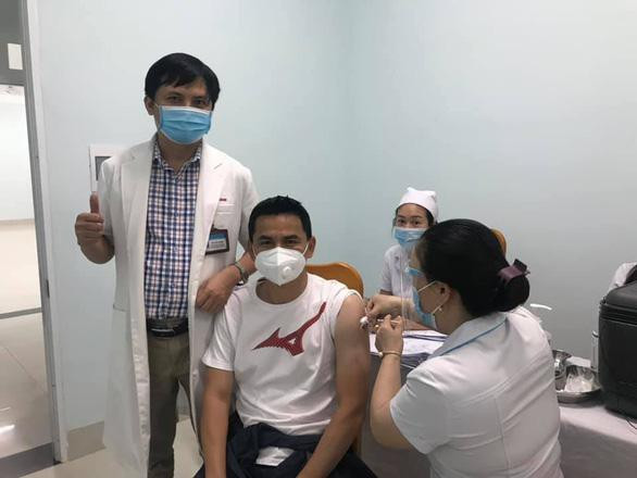 HLV Kiatisuk tiêm vắc xin COVID-19 cùng các thành viên HAGL trước khi về Thái Lan (ảnh HAGL FC) HLV Kiatisuk tiêm vắc xin COVID-19 cùng các thành viên HAGL trước khi về Thái Lan (ảnh HAGL FC)