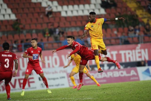 Thành tích của CLB Hải Phòng không đáp ứng được chờ đợi của người hâm mộ. Mùa trước đội bóng phải đi mượn quân của Quảng Ninh để trụ hạng. (ảnh Anh Tú)