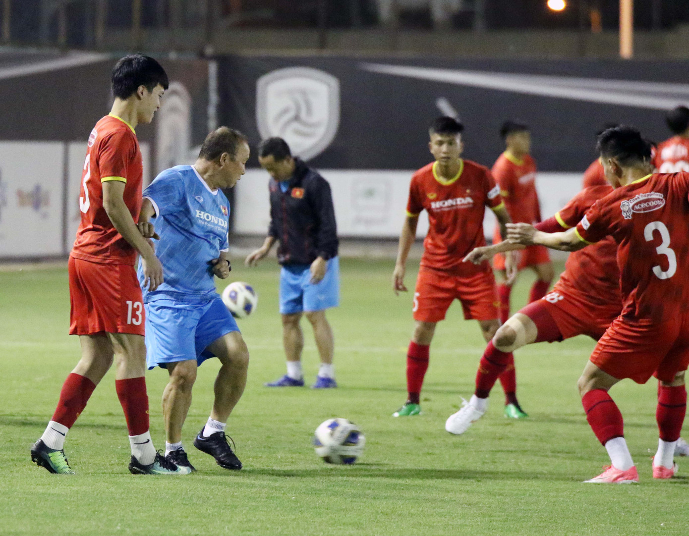 Đội tuyển Việt Nam hứa hẹn sẽ có trận đấu rất khó khăn trước Saudi Arabia (ảnh Anh Đoàn) Đội tuyển Việt Nam hứa hẹn sẽ có trận đấu rất khó khăn trước Saudi Arabia (ảnh Anh Đoàn)