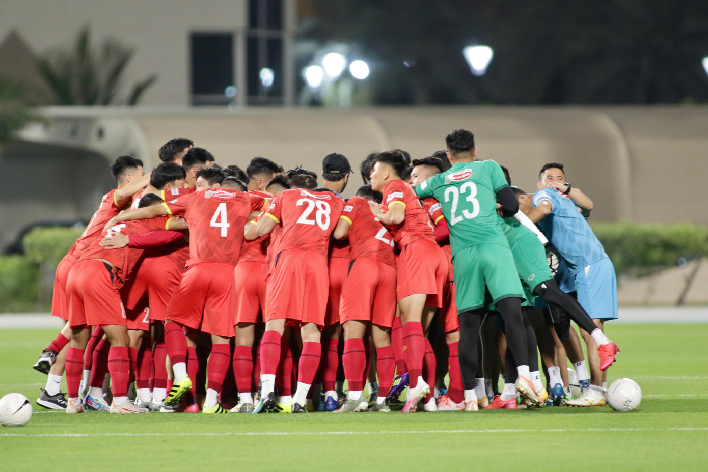 Các tuyển thủ Việt Nam thể hiện tinh thần quyết tâm trước khi bước vào buổi tập