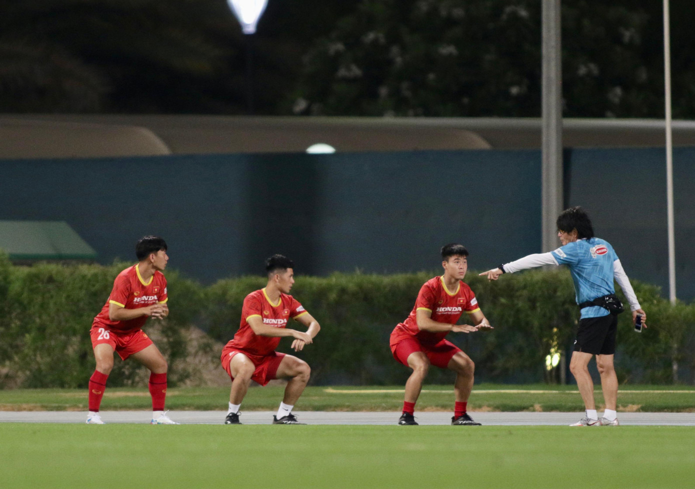 Duy Mạnh, Đình Trọng và Minh Vương tập riêng với bác sĩ Choi Yu Joung. (ảnh Hữu Phạm)