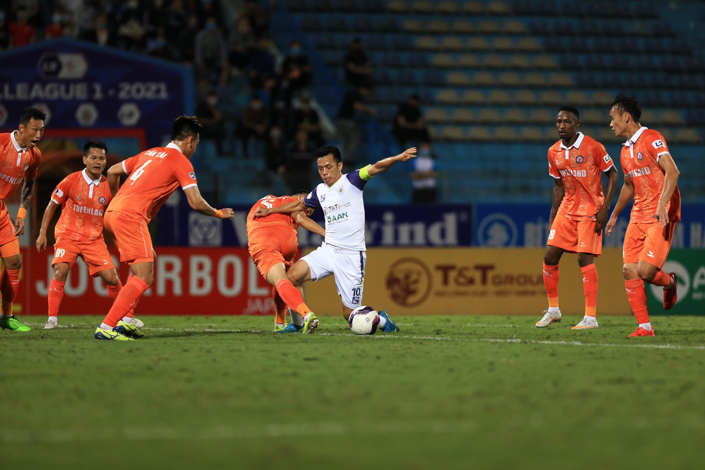 Nỗ lực của Văn Quyết không thể giúp CLB Hà Nội có điểm trước Bình Định (ảnh Anh Tú)