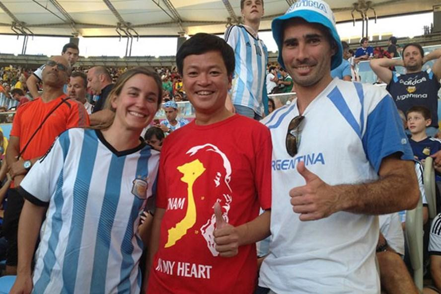 CĐV Văn Trần Hoàn rất hay đi xem và cổ vũ bóng đá ở các kỳ World Cup. CĐV Văn Trần Hoàn rất hay đi xem và cổ vũ bóng đá ở các kỳ World Cup.