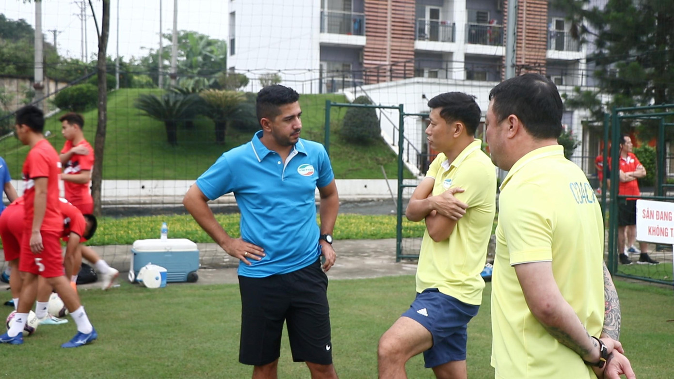 HLV Carlos trong buổi tập của CLB Viettel