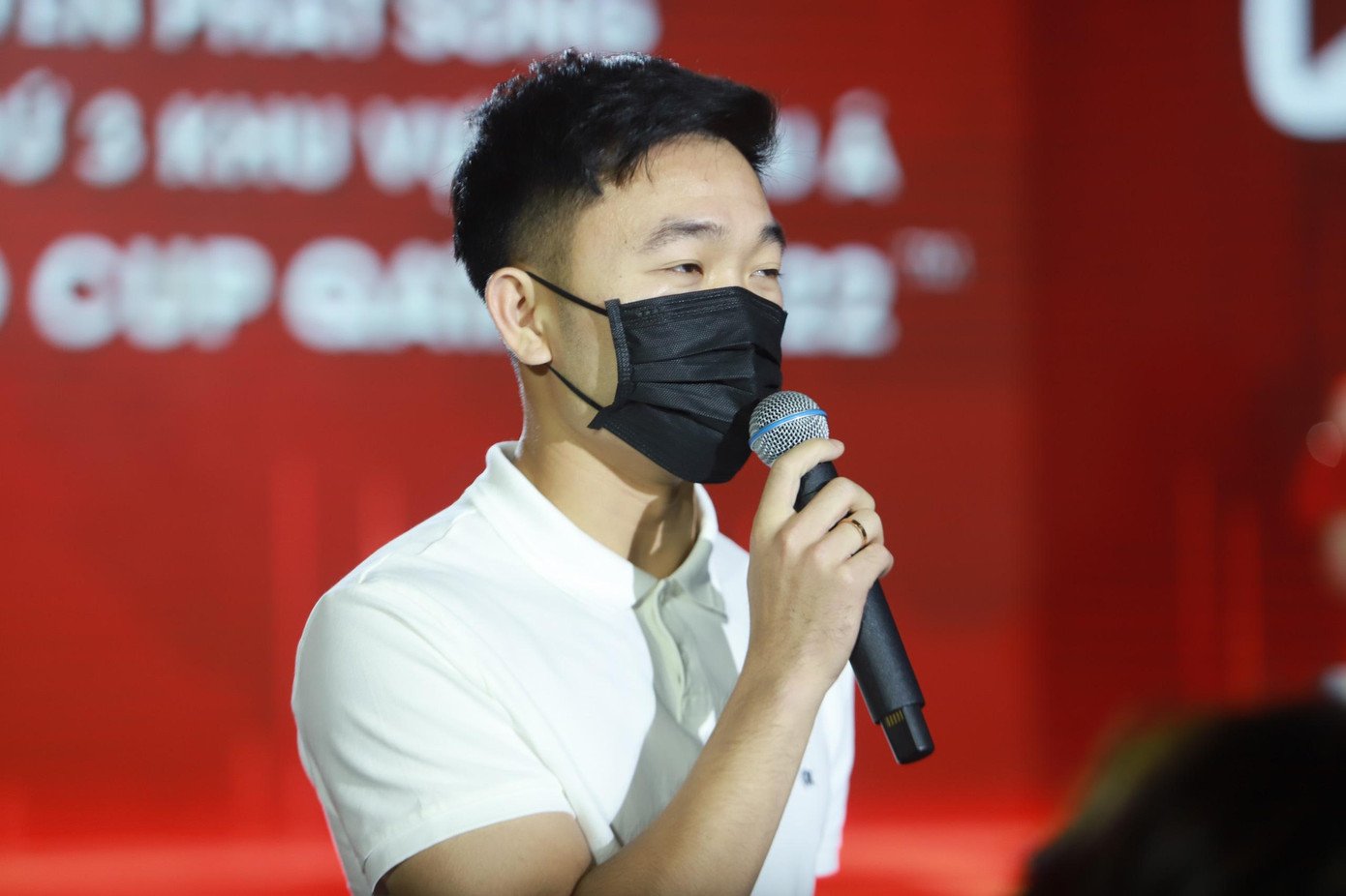 Tham dự sự kiện bốc thăm trực tuyến tại Hà Nội, tiền vệ Lương Xuân Trường toại nguyện khi tránh được đối đầu với Son Heung-min. Lương Xuân Trường vừa cùng tuyển Việt Nam dự Vòng loại thứ 2 World Cup 2022 tại UAE. Kết thúc thời gian cách ly tại Tp Hồ Chí Minh, Xuân Trường hôm nay đã có mặt tại Hà Nội. (ảnh Anh Tú)