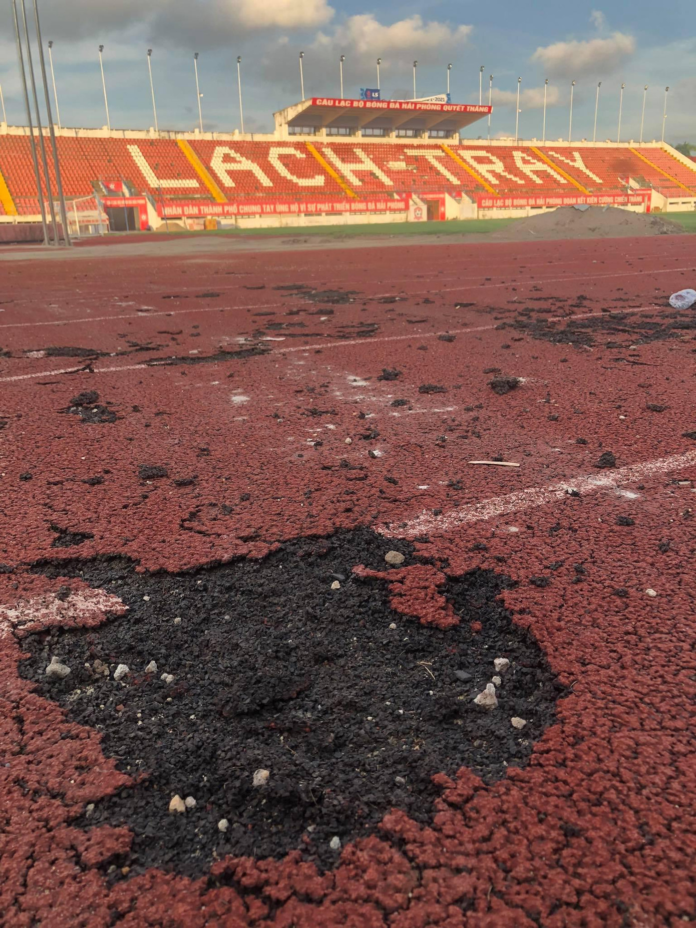 Nhiều hạng mục sửa sân Lạch Tray chưa được triển khai do đang chờ ngân sách