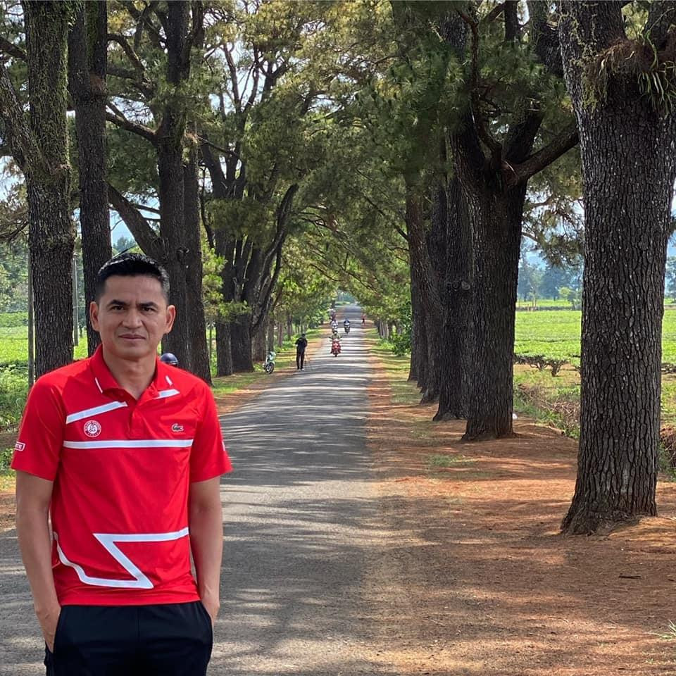 HLV Kiatisuk tranh thủ ngắm cảnh Pleiku khi LS V-League đang tạm dừng. (ảnh FBNV)