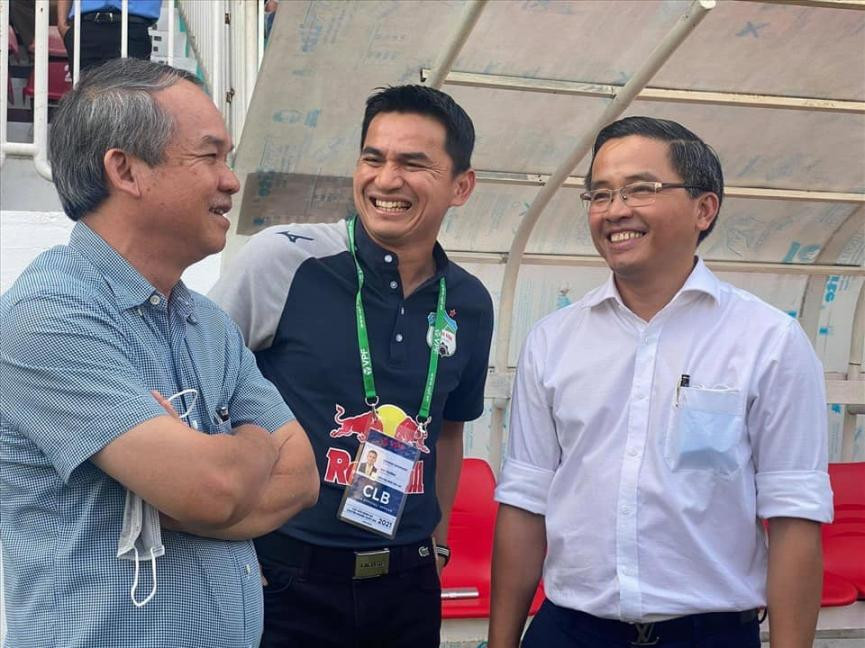 Thương vụ đưa HLV Kiatisuk về HAGL của bầu Đức từng bị nghi ngờ nhưng đang phát huy hiệu quả ở LS V-League 2021. Thương vụ đưa HLV Kiatisuk về HAGL của bầu Đức từng bị nghi ngờ nhưng đang phát huy hiệu quả ở LS V-League 2021.