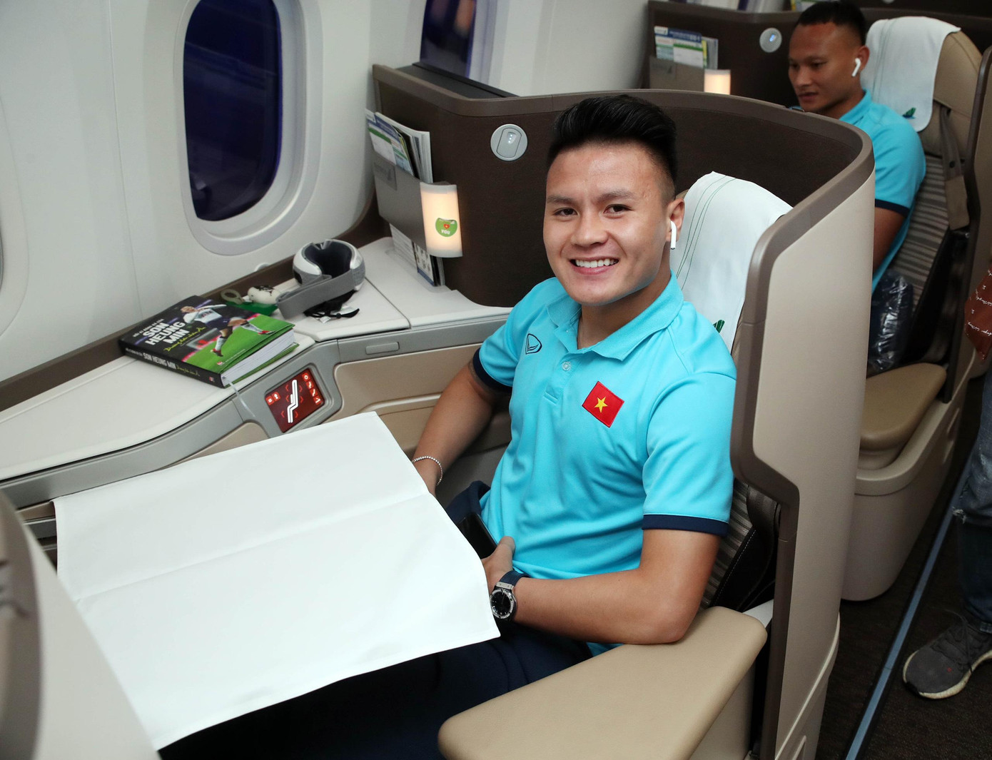 Tiền vệ Quang Hải thoải mái trên chuyên cơ riêng của Bamboo Airways đưa đội tuyển Việt Nam sang UAE. (ảnh Hữu Phạm)