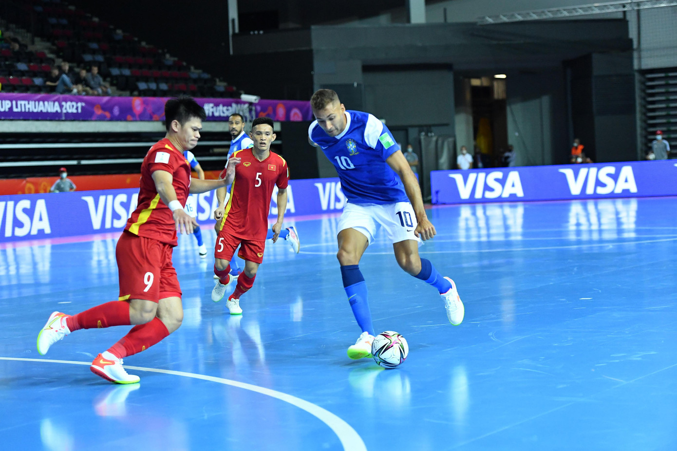 Thất bại trước Brazil là kết quả được dự báo trước của đội tuyển futsal Việt Nam (ảnh Anh Tú) Thất bại trước Brazil là kết quả được dự báo trước của đội tuyển futsal Việt Nam (ảnh Anh Tú)