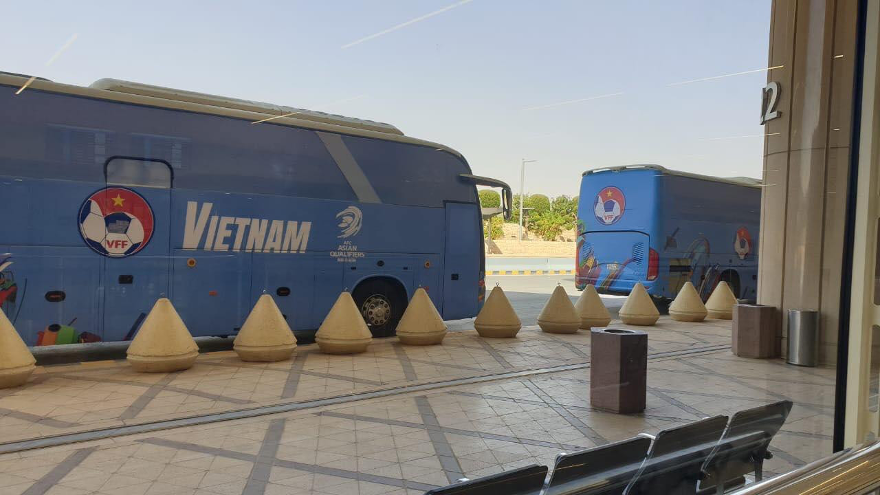 Xe phục vụ di chuyển của đội tuyển Việt Nam tại Saudi Arabia (ảnh Anh Tuấn)