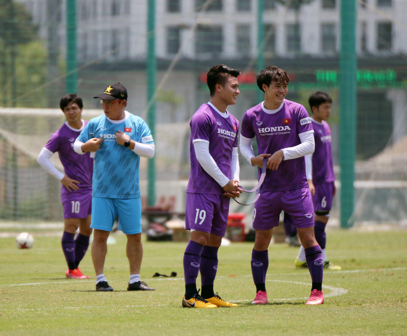 Phút vui vẻ của hai đồng đội Quang Hải và Văn Toàn. Cả hai chắc chắn có tên trong danh sách 27 cầu thủ được HLV Park Hang Seo đưa sang UAE tham dự Vòng loại thứ 2 World Cup 2022. Văn Toàn đang có phong độ cao ở LS V-League 2021 trong màu áo HAGL với 7 bàn thắng.