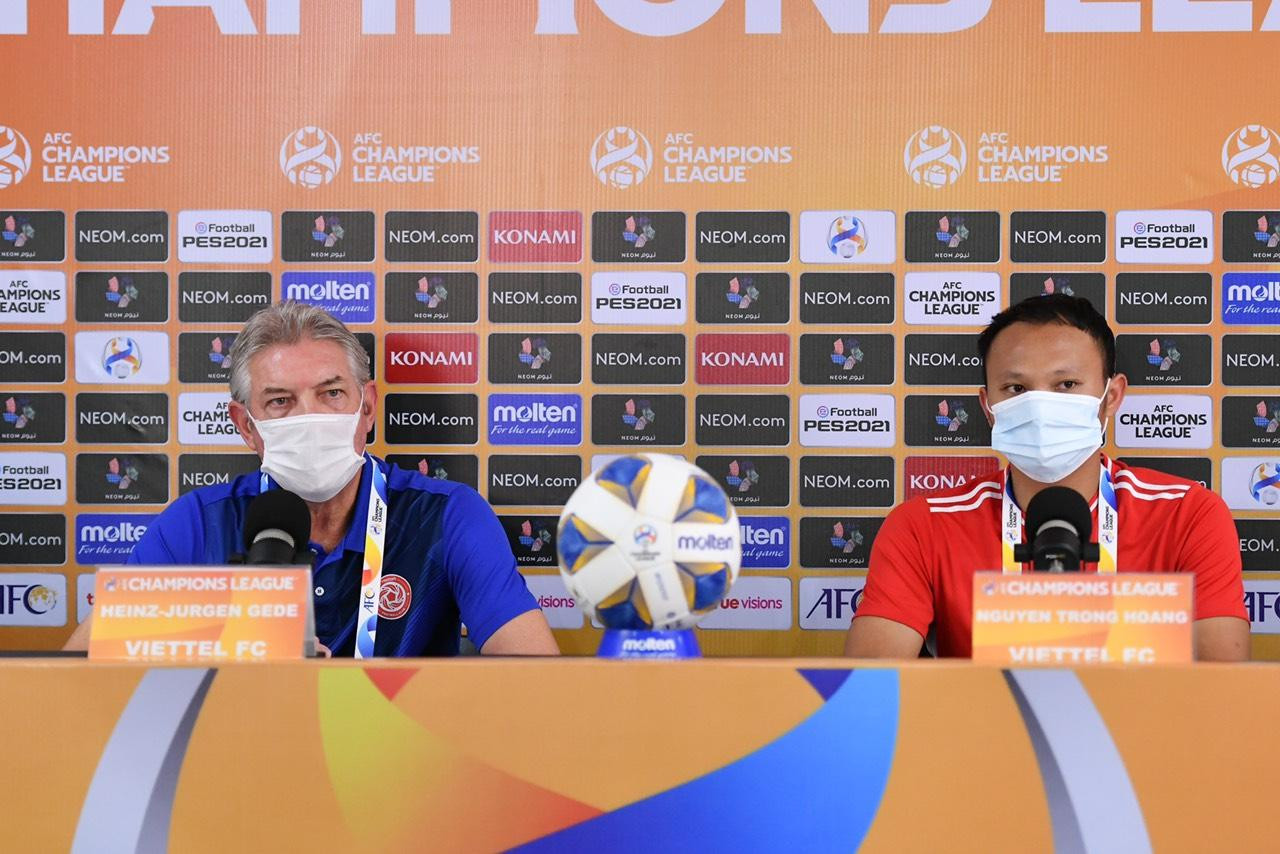 HLV Jurgen Gede và Trọng Hoàng tuyên bố sẽ nỗ lực trước BG Pathum United (ảnh Hà Phạm)