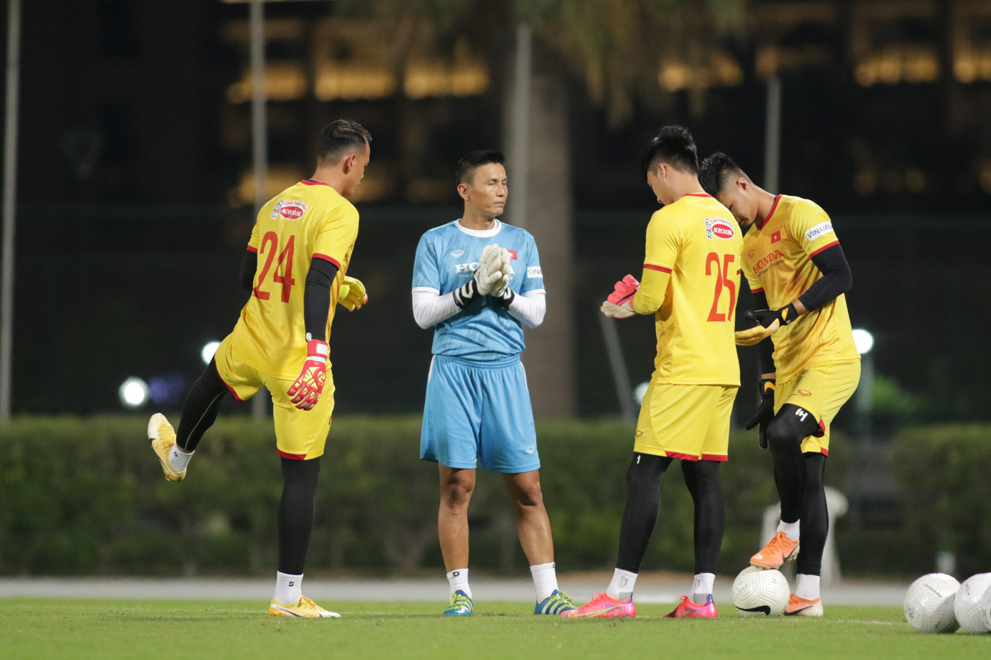 Vắng Đặng Văn Lâm, tuyển Việt Nam hiện còn 3 thủ môn là Bùi Tấn Trường, Văn Toản và Văn Hoàng. Trong số này, Văn Hoàng được gọi bổ sung sau khi Đặng Văn Lâm không thể tập trung sớm. (ảnh Hữu Phạm)