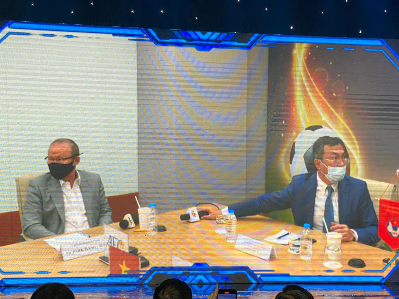 HLV Park Hang-seo và Phó chủ tịch thường trực VFF Trần Quốc Tuấn đại diện Việt Nam tham dự lễ bốc thăm Vòng loại cuối World Cup 2022.