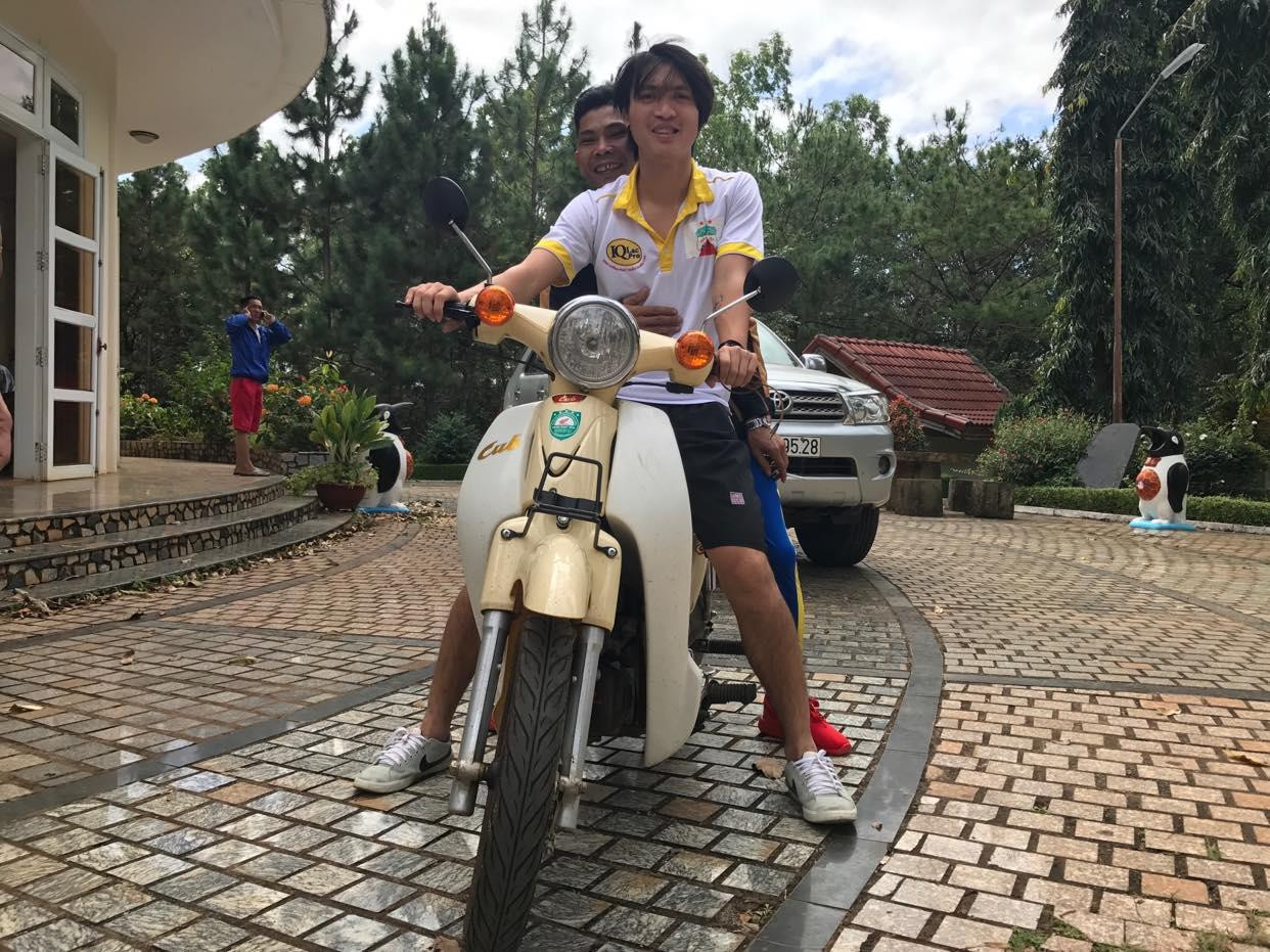 Tuấn Anh chiếm được thiện cảm của các CĐV nhờ thói quen thân thiện. (ảnh Nguyên Phong) Tuấn Anh chiếm được thiện cảm của các CĐV nhờ thói quen thân thiện. (ảnh Nguyên Phong)