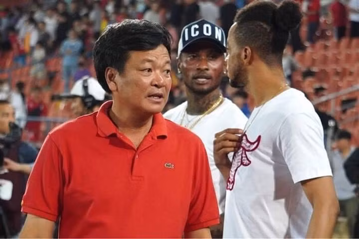 Chủ tịch CLB Hải Phòng Trần Văn Hoàn muốn dừng V-League, đồng thời để HAGL đá tranh cúp với Viettel. Chủ tịch CLB Hải Phòng Trần Văn Hoàn muốn dừng V-League, đồng thời để HAGL đá tranh cúp với Viettel.
