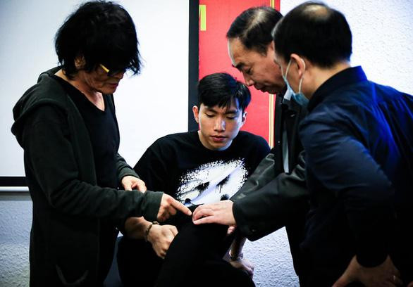 Văn Hậu được hội chẩn để đánh giá mức độ chấn thương. (ảnh VFF) Văn Hậu được hội chẩn để đánh giá mức độ chấn thương. (ảnh VFF)