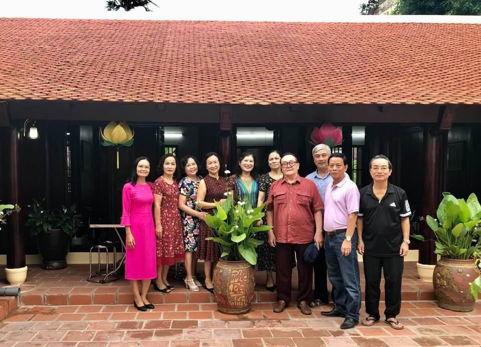 Ông Hoàng Vĩnh Giang cùng gia đình ở căn nhà vua triều Nguyễn ban ở làng Đông Ngạc (Hà Nội) Ông Hoàng Vĩnh Giang cùng gia đình ở căn nhà vua triều Nguyễn ban ở làng Đông Ngạc (Hà Nội)