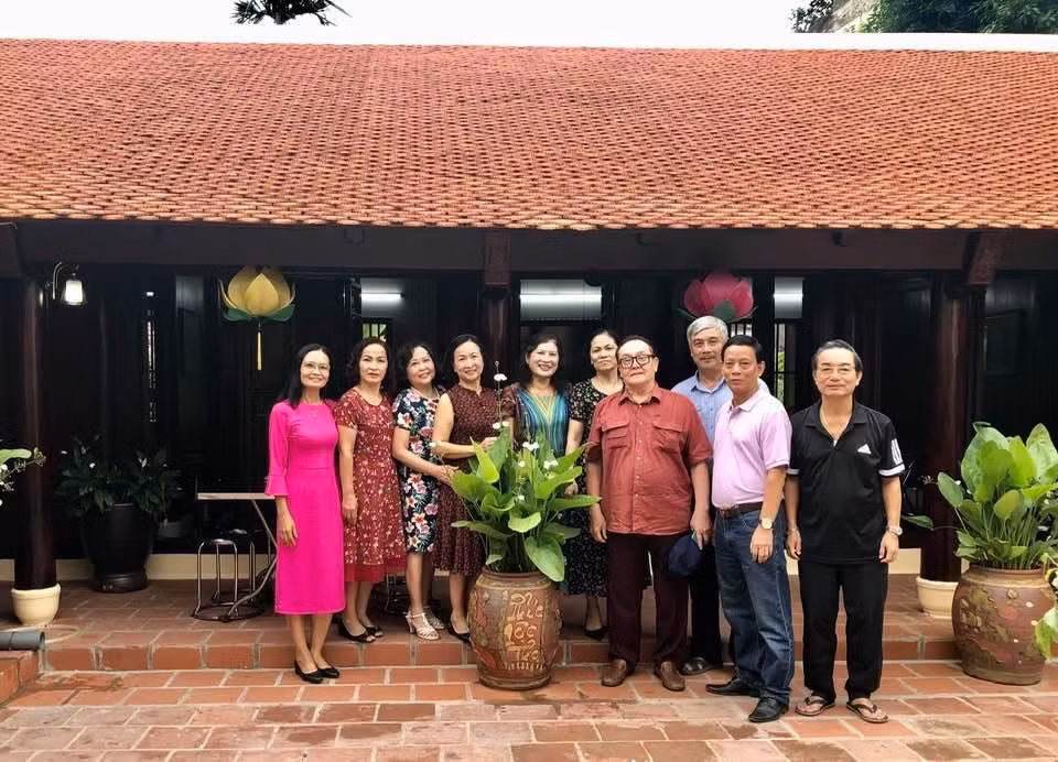 Ông Hoàng Vĩnh Giang cùng gia đình ở căn nhà vua triều Nguyễn ban ở làng Đông Ngạc (Hà Nội) Ông Hoàng Vĩnh Giang cùng gia đình ở căn nhà vua triều Nguyễn ban ở làng Đông Ngạc (Hà Nội)