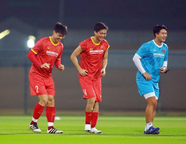 Các cầu thủ Việt Nam vui vẻ trong buổi tập tại UAE (ảnh Hữu Phạm) Các cầu thủ Việt Nam vui vẻ trong buổi tập tại UAE (ảnh Hữu Phạm)