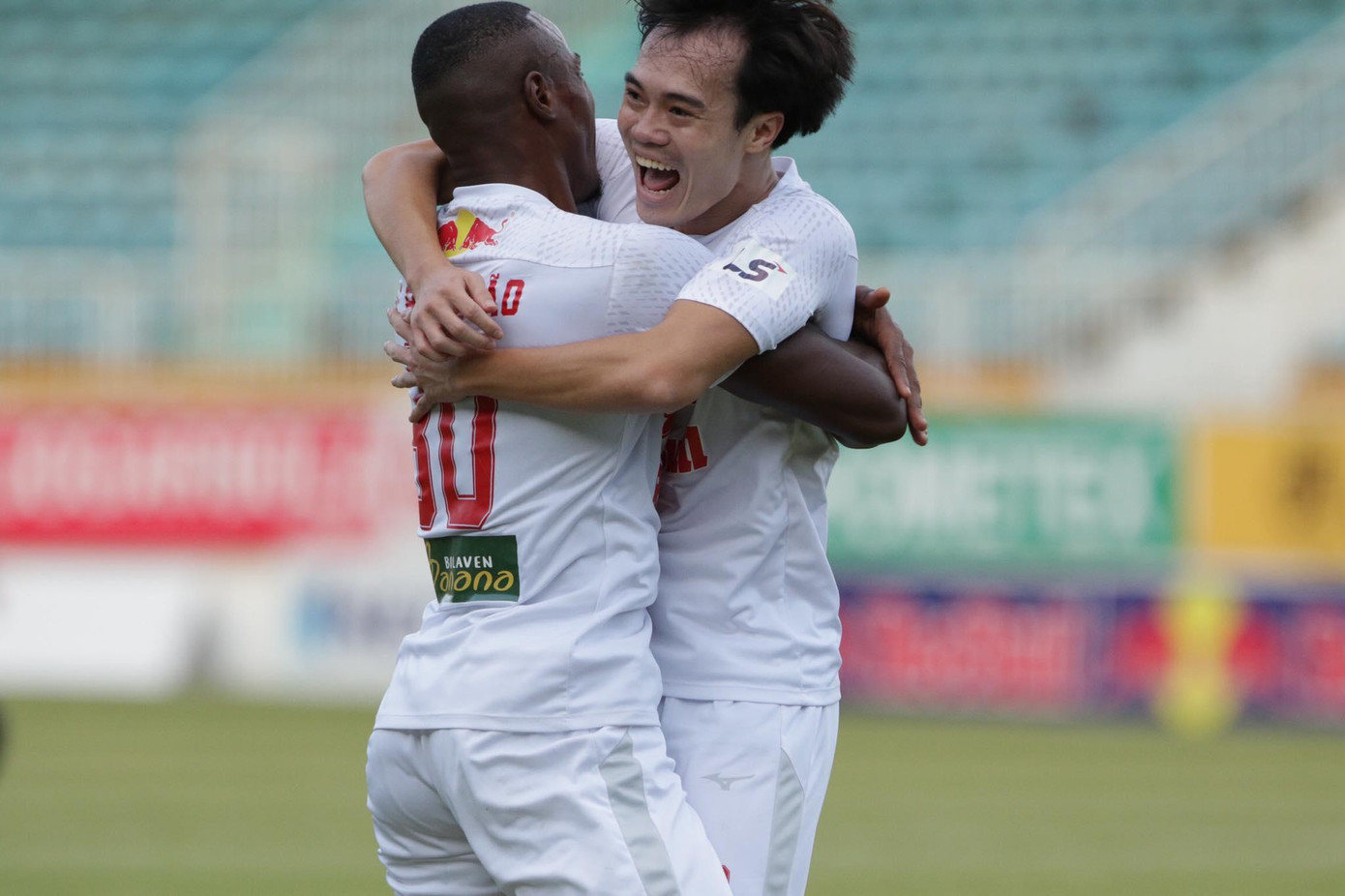 Văn Toàn và Brandao ăn mừng bàn thắng vào lưới Becamex Bình Dương. HAGL dù vậy để đối thủ cầm hoà 2-2. (ảnh Phạm Tuấn) Văn Toàn và Brandao ăn mừng bàn thắng vào lưới Becamex Bình Dương. HAGL dù vậy để đối thủ cầm hoà 2-2. (ảnh Phạm Tuấn)