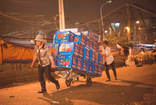 Còn mỗi xe hàng nặng hàng trăm kg với 2,3 người đẩy được 60-70 nghìn đồng. Mỗi tối thu nhập của một người có thể được 100 đến 200 nghìn đồng.